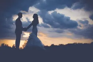 Para ślubna przy zachodzie słońca