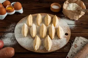 Pierogi w mące na stolnicy